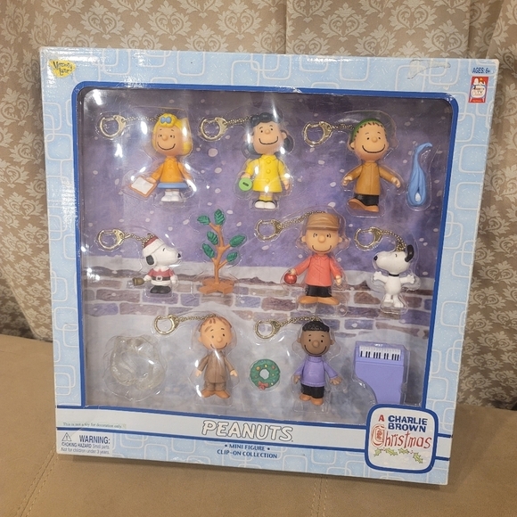 NIB Memory Lane Vintage 2004 A Charlie Brown Christmas Mini Figure Key Chain - Picture 1 of 7